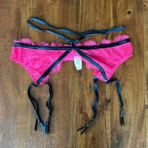NWT Victoria’s Secret pink lacy garder M/L